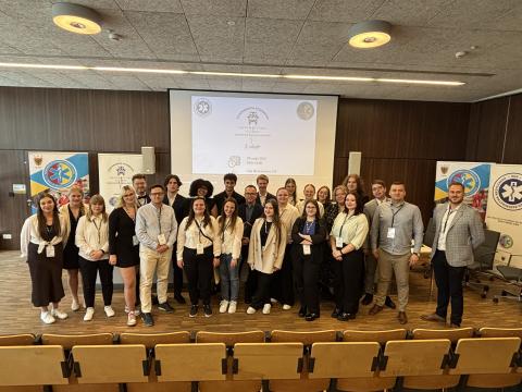 zdjęcie studentów ratownictwa medycznego z konferencji