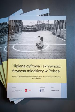 okładka Raportu  z Ogólnopolskiego Badania Higieny Cyfrowej i Aktywności Fizycznej Młodzieży w Polsce
